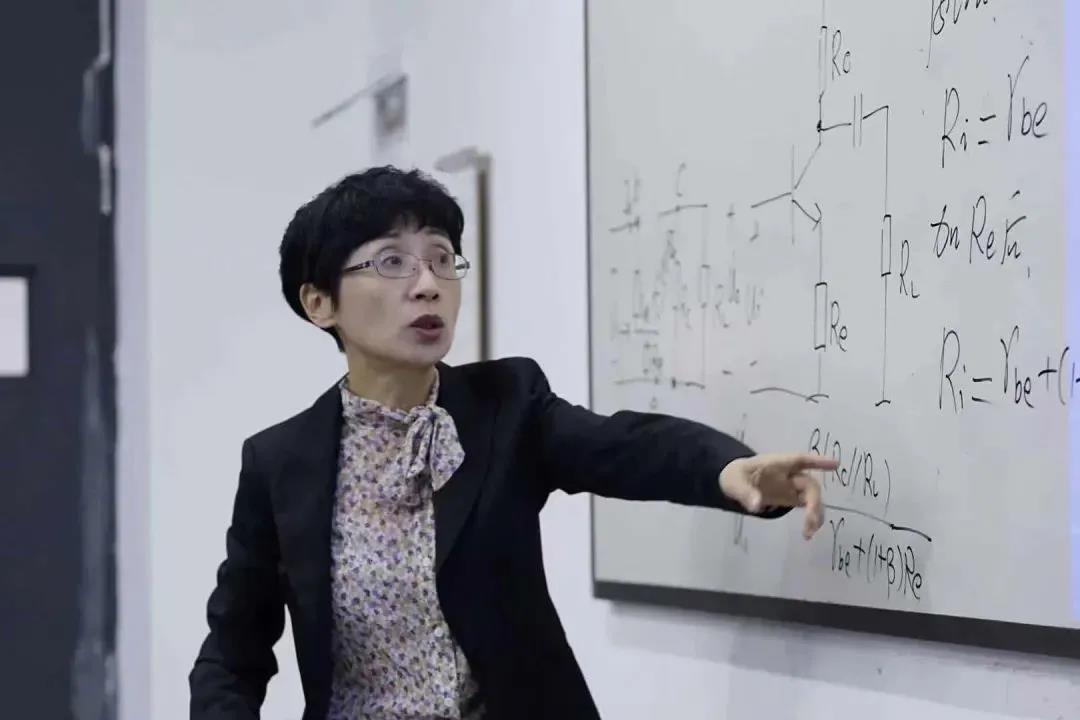 校长教学奖 | 杨烜：三尺讲台作舞台，春风化雨又一代